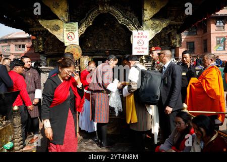 Katmandou, Bagmati, Népal. 6 décembre 2024. Le roi bhoutanais Jigme Khesar Namgyel Wangchuk est photographié à l'intérieur du site du Stupa de Swayambhunath, un site du patrimoine mondial de l'UNESCO lors de sa courte visite au Népal le 6 décembre 2024. (Crédit image : © Aryan Dhimal/ZUMA Press Wire) USAGE ÉDITORIAL SEULEMENT! Non destiné à UN USAGE commercial !/Alamy Live News Banque D'Images