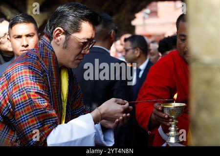 Katmandou, Bagmati, Népal. 6 décembre 2024. Le roi bhoutanais Jigme Khesar Namgyel Wangchuk est photographié à l'intérieur du site du Stupa de Swayambhunath, un site du patrimoine mondial de l'UNESCO lors de sa courte visite au Népal le 6 décembre 2024. (Crédit image : © Aryan Dhimal/ZUMA Press Wire) USAGE ÉDITORIAL SEULEMENT! Non destiné à UN USAGE commercial !/Alamy Live News Banque D'Images