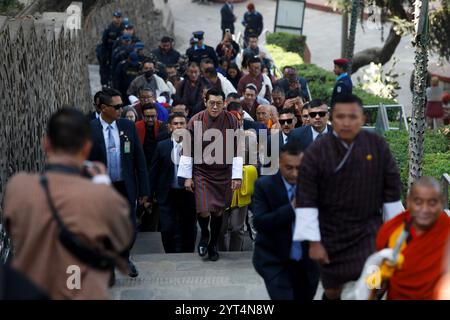 Katmandou, Bagmati, Népal. 6 décembre 2024. Le roi bhoutanais Jigme Khesar Namgyel Wangchuk est photographié à l'intérieur du site du Stupa de Swayambhunath, un site du patrimoine mondial de l'UNESCO lors de sa courte visite au Népal le 6 décembre 2024. (Crédit image : © Aryan Dhimal/ZUMA Press Wire) USAGE ÉDITORIAL SEULEMENT! Non destiné à UN USAGE commercial !/Alamy Live News Banque D'Images