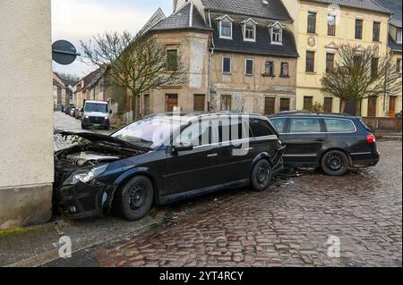 Roßwein - Glätte auf Kopfsteinpflaster sorgt für Massencrash Zwei Autos und zwei Busse krachen in Hauswand 02.12.2024 gegen 7 Uhr Roßwein, Mühlstraße/Querstraße Zu einem Massencrash kam es am Montagmorgen im mittelsächsischen Roßwein. Nach ersten Angaben der Polizei waren gegen 7 Uhr mehrere Fahrzeuge auf der Mühlstraße in Südliche Richtung, bergabwärts unterwegs, als diese aufgrund der Glätte auf dem Kopfsteinpflaster in der historischen Innenstadt von Roßwein ins Rutschen kamen. Ein Opelfahrer rutschte dabei SO Stark, dass er seinen wagen nicht mehr kontrollieren konnte und in ein angrenzend Banque D'Images