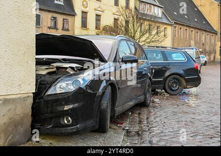 Roßwein - Glätte auf Kopfsteinpflaster sorgt für Massencrash Zwei Autos und zwei Busse krachen in Hauswand 02.12.2024 gegen 7 Uhr Roßwein, Mühlstraße/Querstraße Zu einem Massencrash kam es am Montagmorgen im mittelsächsischen Roßwein. Nach ersten Angaben der Polizei waren gegen 7 Uhr mehrere Fahrzeuge auf der Mühlstraße in Südliche Richtung, bergabwärts unterwegs, als diese aufgrund der Glätte auf dem Kopfsteinpflaster in der historischen Innenstadt von Roßwein ins Rutschen kamen. Ein Opelfahrer rutschte dabei SO Stark, dass er seinen wagen nicht mehr kontrollieren konnte und in ein angrenzend Banque D'Images