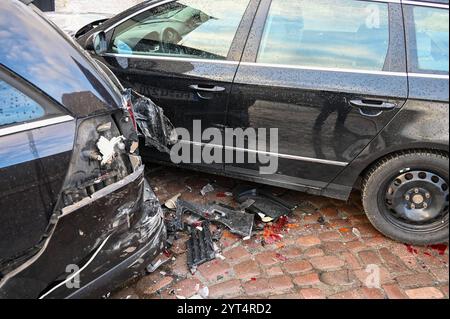 Roßwein - Glätte auf Kopfsteinpflaster sorgt für Massencrash Zwei Autos und zwei Busse krachen in Hauswand 02.12.2024 gegen 7 Uhr Roßwein, Mühlstraße/Querstraße Zu einem Massencrash kam es am Montagmorgen im mittelsächsischen Roßwein. Nach ersten Angaben der Polizei waren gegen 7 Uhr mehrere Fahrzeuge auf der Mühlstraße in Südliche Richtung, bergabwärts unterwegs, als diese aufgrund der Glätte auf dem Kopfsteinpflaster in der historischen Innenstadt von Roßwein ins Rutschen kamen. Ein Opelfahrer rutschte dabei SO Stark, dass er seinen wagen nicht mehr kontrollieren konnte und in ein angrenzend Banque D'Images