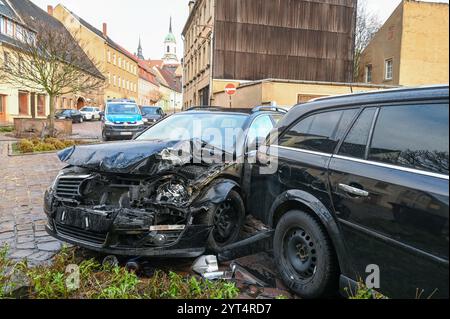 Roßwein - Glätte auf Kopfsteinpflaster sorgt für Massencrash Zwei Autos und zwei Busse krachen in Hauswand 02.12.2024 gegen 7 Uhr Roßwein, Mühlstraße/Querstraße Zu einem Massencrash kam es am Montagmorgen im mittelsächsischen Roßwein. Nach ersten Angaben der Polizei waren gegen 7 Uhr mehrere Fahrzeuge auf der Mühlstraße in Südliche Richtung, bergabwärts unterwegs, als diese aufgrund der Glätte auf dem Kopfsteinpflaster in der historischen Innenstadt von Roßwein ins Rutschen kamen. Ein Opelfahrer rutschte dabei SO Stark, dass er seinen wagen nicht mehr kontrollieren konnte und in ein angrenzend Banque D'Images