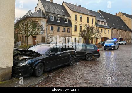 Roßwein - Glätte auf Kopfsteinpflaster sorgt für Massencrash Zwei Autos und zwei Busse krachen in Hauswand 02.12.2024 gegen 7 Uhr Roßwein, Mühlstraße/Querstraße Zu einem Massencrash kam es am Montagmorgen im mittelsächsischen Roßwein. Nach ersten Angaben der Polizei waren gegen 7 Uhr mehrere Fahrzeuge auf der Mühlstraße in Südliche Richtung, bergabwärts unterwegs, als diese aufgrund der Glätte auf dem Kopfsteinpflaster in der historischen Innenstadt von Roßwein ins Rutschen kamen. Ein Opelfahrer rutschte dabei SO Stark, dass er seinen wagen nicht mehr kontrollieren konnte und in ein angrenzend Banque D'Images