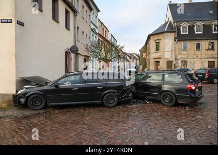 Roßwein - Glätte auf Kopfsteinpflaster sorgt für Massencrash Zwei Autos und zwei Busse krachen in Hauswand 02.12.2024 gegen 7 Uhr Roßwein, Mühlstraße/Querstraße Zu einem Massencrash kam es am Montagmorgen im mittelsächsischen Roßwein. Nach ersten Angaben der Polizei waren gegen 7 Uhr mehrere Fahrzeuge auf der Mühlstraße in Südliche Richtung, bergabwärts unterwegs, als diese aufgrund der Glätte auf dem Kopfsteinpflaster in der historischen Innenstadt von Roßwein ins Rutschen kamen. Ein Opelfahrer rutschte dabei SO Stark, dass er seinen wagen nicht mehr kontrollieren konnte und in ein angrenzend Banque D'Images