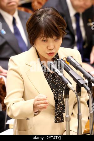 Tokyo, Japon. 6 décembre 2024. Le ministre japonais de l'éducation Toshiko Abe répond à une question lors de la session du comité budgétaire de la Chambre haute à la Diète nationale à Tokyo le vendredi 6 décembre 2024. (Photo de Yoshio Tsunoda/AFLO)/Alamy Live News Banque D'Images