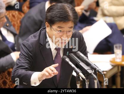 Tokyo, Japon. 6 décembre 2024. Le ministre japonais des Finances Katsunobu Kato répond à une question lors de la session du comité budgétaire de la Chambre haute à la Diète nationale à Tokyo le vendredi 6 décembre 2024. (Photo de Yoshio Tsunoda/AFLO)/Alamy Live News Banque D'Images