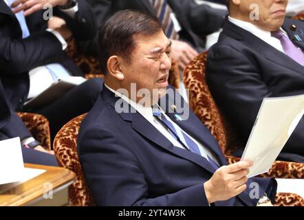 Tokyo, Japon. 6 décembre 2024. Le premier ministre japonais Shigeru Ishiba écoute une question lors de la session de la Commission budgétaire de la Chambre haute à la Diète nationale à Tokyo le vendredi 6 décembre 2024. (Photo de Yoshio Tsunoda/AFLO)/Alamy Live News Banque D'Images