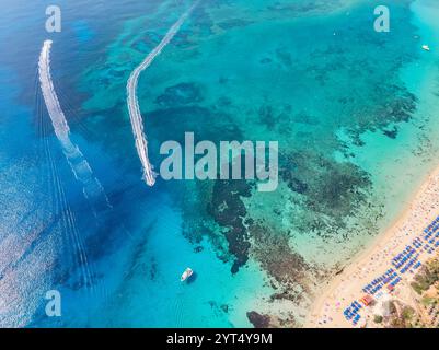Chypre beau littoral, mer Méditerranée de couleur turquoise. vue de dessus, vue aérienne. les vélos d'eau roulent sur l'eau cristalline près de la plage avec u Banque D'Images