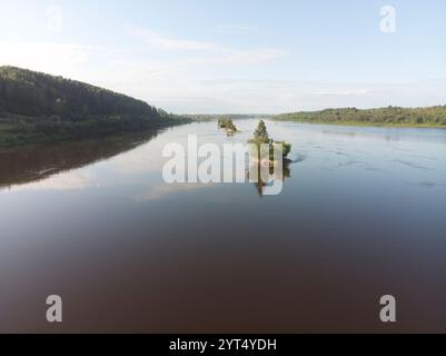 Une rivière calme avec quelques arbres en arrière-plan Banque D'Images