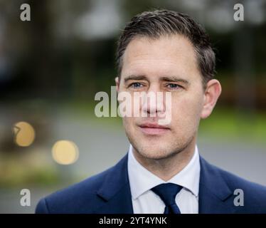 La Haye, pays-Bas. Vendredi 6 décembre 2024. Le ministre des Finances, Eelco Heinen, arrive au Catshuis pour le conseil des ministres. Le Cabinet se réunit chaque semaine au Catshuis, la résidence officielle du premier ministre. ANP REMKO DE WAAL netherlands Out - belgique Out/Alamy Live news Banque D'Images