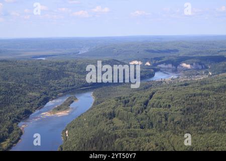 Une rivière coule à travers une zone forestière rurale Banque D'Images