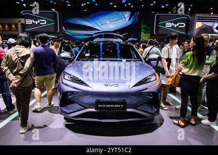 Bangkok, Bangkok, Thaïlande. 5 décembre 2024. Décembre''‹ 05, 2024, Bangkok, Thaïlande, les visiteurs inspectent une voiture BYD SEAL 7 lors de la 41ème exposition internationale de Bangkok à IMPACT Muang Thong à Bangkok. Plus de 42 voitures''‹ les fabricants de voitures forment''‹ 7''‹ les pays des constructeurs de véhicules présents pour exposer leurs produits et technologies automobiles, y compris les nouveaux véhicules électriques, dans la vitrine annuelle de l'automobile. (Crédit image : © Wissarut Weerasopon/ZUMA Press Wire/Alamy Live News) USAGE ÉDITORIAL SEULEMENT! Non destiné à UN USAGE commercial ! Banque D'Images