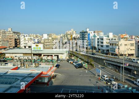 Paysage urbain de Naha, capitale de la préfecture d'Okinawa au Japon, le 27 février 2018 Banque D'Images