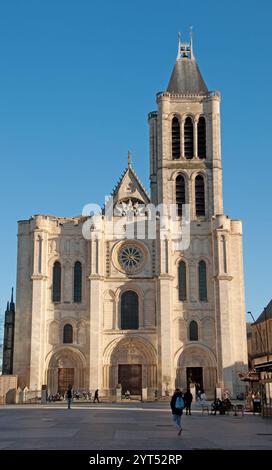 La Basilique royale de Saint-Denis (aujourd'hui officiellement connue sous le nom de Basilique-cathédrale de Saint-Denis) est une grande ancienne basilique Banque D'Images