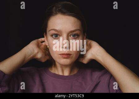 Portrait de personnage émotionnel, jeune femme élégante, gros plan Banque D'Images