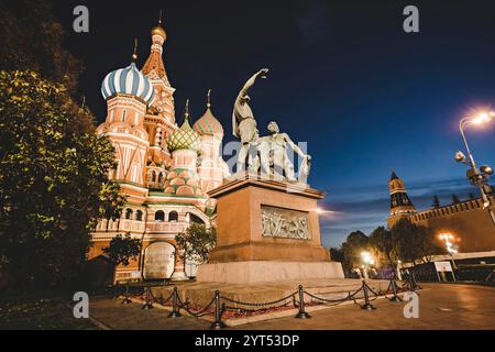 Statue de bronze de Minin et Pozharsky sur la place Rouge à Moscou, en Russie, devant la cathédrale Saint-Basile. Photo de nuit du célèbre monum Minin et Pozharsky Banque D'Images