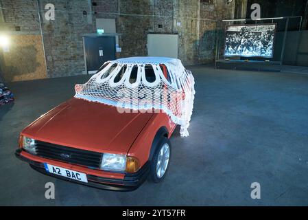 Œuvre d’art Sociomobile de l’artiste écossais Jasleen Kaur. La pièce, mettant en vedette une Red Ford Mk3 Escort Cabriolet XR3i et crocheté Doily par Rachel Mills, était Banque D'Images