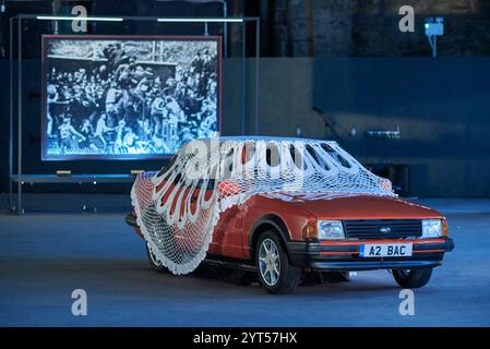 Œuvre d’art Sociomobile de l’artiste écossais Jasleen Kaur. La pièce, mettant en vedette une Red Ford Mk3 Escort Cabriolet XR3i et crocheté Doily par Rachel Mills, était Banque D'Images