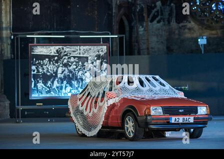 Œuvre d’art Sociomobile de l’artiste écossais Jasleen Kaur. La pièce, mettant en vedette une Red Ford Mk3 Escort Cabriolet XR3i et crocheté Doily par Rachel Mills, était Banque D'Images