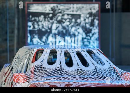 Œuvre d’art Sociomobile de l’artiste écossais Jasleen Kaur. La pièce, mettant en vedette une Red Ford Mk3 Escort Cabriolet XR3i et crocheté Doily par Rachel Mills, était Banque D'Images