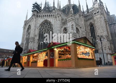 Milan, Italie. 6 décembre 2024. Femme marchant au marché de Noël à côté de la cathédrale DU DUOMO (crédit image : © Ervin Shulku/ZUMA Press Wire/Alamy Live News) USAGE ÉDITORIAL SEULEMENT! Non destiné à UN USAGE commercial ! Banque D'Images