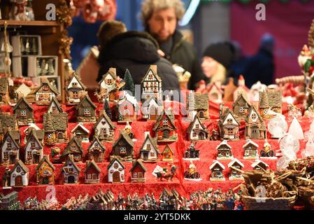 Milan, Italie. 6 décembre 2024. Vue entre les étals du marché de Noël à côté de la cathédrale DU DUOMO (crédit image : © Ervin Shulku/ZUMA Press Wire/Alamy Live News) USAGE ÉDITORIAL SEULEMENT! Non destiné à UN USAGE commercial ! Banque D'Images