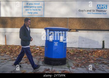 Londres, Royaume-Uni. 6 décembre 2024 Un piéton passe devant une boîte aux lettres peinte en bleu comme un merci au NHS devant l'hôpital St Thomas à Westminster. Le NHS est confronté à un quadruple-demic de santé cet hiver car le nombre de personnes hospitalisées pour la grippe a augmenté de 350%, ce qui met une pression significative sur le NHS en raison de la hausse des cas de grippe et de covid par rapport à l’année dernière crédit. Amer Ghazzal/Alamy Live News Banque D'Images