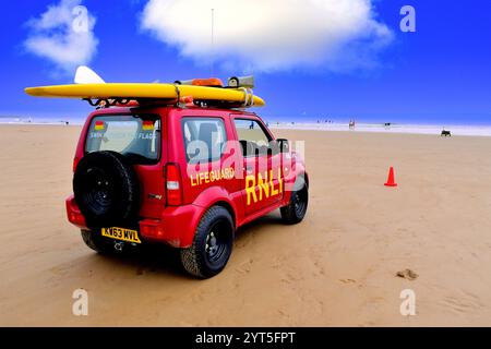 Sauveteurs RNLI sur Tynemouth long Sands Beach bleu ciel bleu nuage blanc moelleux Banque D'Images