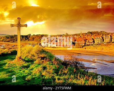 Alnmouth Northumberland et St Cuthberts traversent la colline de l'église au coucher du soleil Banque D'Images