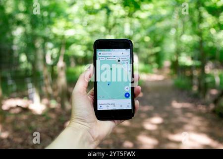 Randonneur utilisant Google Maps sur iPhone pour la navigation Banque D'Images