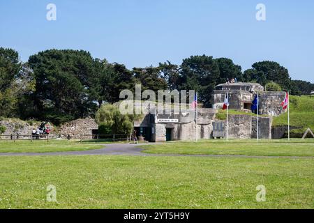 Saint-Malo (Bretagne, nord-ouest de la France) : le Mémorial de la seconde Guerre mondiale (1939-1945), musée abrité dans un groupe de bunkers allemands construits dans la cour Banque D'Images