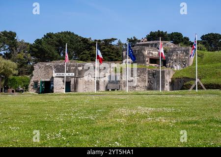 Saint-Malo (Bretagne, nord-ouest de la France) : le Mémorial de la seconde Guerre mondiale (1939-1945), musée abrité dans un groupe de bunkers allemands construits dans la cour Banque D'Images