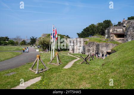 Saint-Malo (Bretagne, nord-ouest de la France) : le Mémorial de la seconde Guerre mondiale (1939-1945), musée abrité dans un groupe de bunkers allemands construits dans la cour Banque D'Images