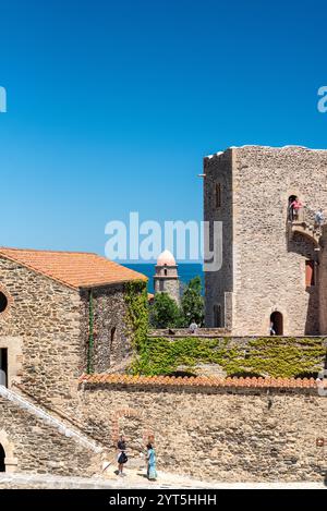 Collioure (sud de la France) : cour intérieure et bâtiments du château royal de Collioure, bâtiment classé Histo national Banque D'Images