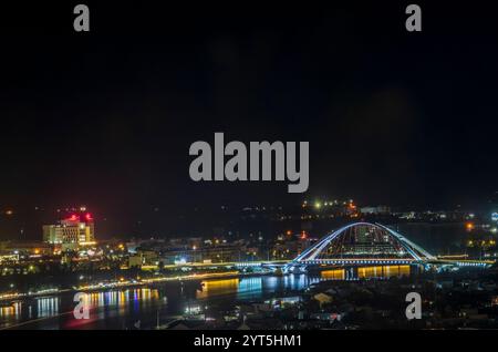 Le pont sur la rivière Can Tho au Vietnam la nuit avec des sentiers légers Banque D'Images