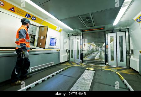 Coquelles (Nord de la France), 6 mai 2024 : visite de presse des infrastructures du tunnel sous la Manche à l'occasion du 30ème anniversaire d'Eurotunnel, le 30ème anniversaire Banque D'Images