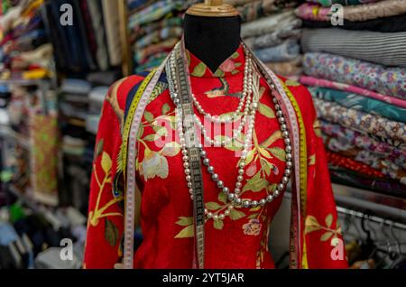 Une robe de soie de femme dans un magasin de tailleur à Ho Chi Minh ville au Vietnam Banque D'Images