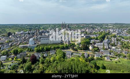 Coutances (Normandie, nord-ouest de la France) : vue aérienne du centre-ville et de la cathédrale de Coutances (« Cathédrale notre-Dame de Coutances ») *** local CA Banque D'Images