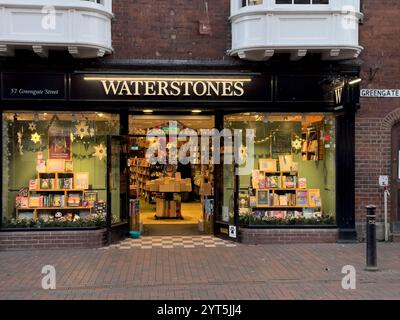 Stafford-Staffordshire-Royaume-Uni novembre, 14, 2024 extérieur de Waterstones librairie, début de soirée, joli front de boutique sur la rue principale Banque D'Images