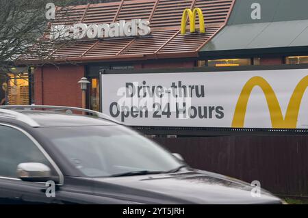 Hanley-Stoke-on-Trent, Staffordshire-Royaume-Uni décembre, 05 , 2024, voiture et mc donalds drive, concept de restauration rapide Banque D'Images