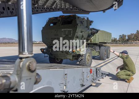 Les Marines américains avec batterie Alpha, 1er bataillon, 11e régiment de Marines, 1re division de Marines, chargent un système de fusée d'artillerie à haute mobilité M142 sur un R. Banque D'Images