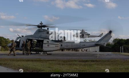 Les Marines américains avec le peloton de reconnaissance de la Force, la Force de RAID maritime, la 31e unité expéditionnaire de marine, chargent sur un UH-1Y Venom affecté à Marine Mediu Banque D'Images