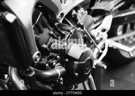 Une vue détaillée de moto de vitesse, moteur et transmission, photo noir et blanc Banque D'Images