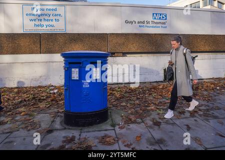 Londres, Royaume-Uni. 6 décembre 2024 Un piéton passe devant une boîte aux lettres peinte en bleu comme un merci au NHS devant l'hôpital St Thomas à Westminster. Le NHS est confronté à un quadruple-demic de santé cet hiver car le nombre de personnes hospitalisées pour la grippe a augmenté de 350%, ce qui met une pression significative sur le NHS en raison de la hausse des cas de grippe et de covid par rapport à l’année dernière crédit. Amer Ghazzal/Alamy Live News Banque D'Images