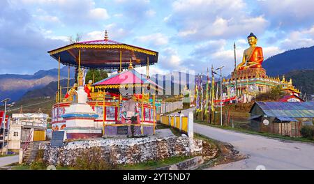 Vue matinale de la statue géante de Bouddha à Tawang, Arunachal Pradesh, Inde. Banque D'Images