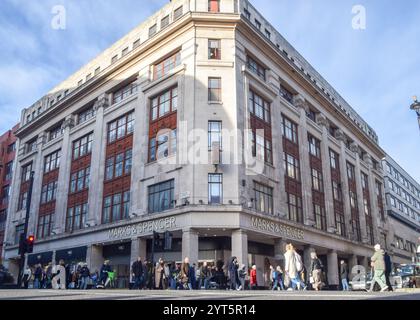 Londres, Royaume-Uni. 6 décembre 2024. Vue extérieure du magasin phare Marks and Spencer à Oxford Street, alors que la secrétaire au logement Angela Rayner autorise la démolition du bâtiment. Crédit : Vuk Valcic/Alamy Live News Banque D'Images