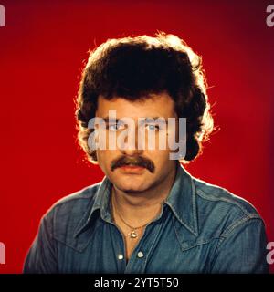 Der polnische Popsänger, Gitarrist und Songwriter Krzysztof Krawczyk im Porträt beim Fotoshooting im Fotostudio von Tassilo Leher in Ost-Berlin für das album-cover Seine Albums 'Rysunek na Szkle' ['Zeichnung auf Glas'], DDR 1976. Banque D'Images