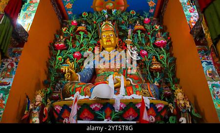 Statue vénérée de Guru Padmasambhava dans le monastère Khinmey Nyingma, Tawang, Arunachal Pradesh, Inde. Banque D'Images