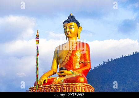 Statue monumentale de Bouddha sur la colline au-dessus de la ville de Tawang, Arunachal Pradesh, Inde. Banque D'Images